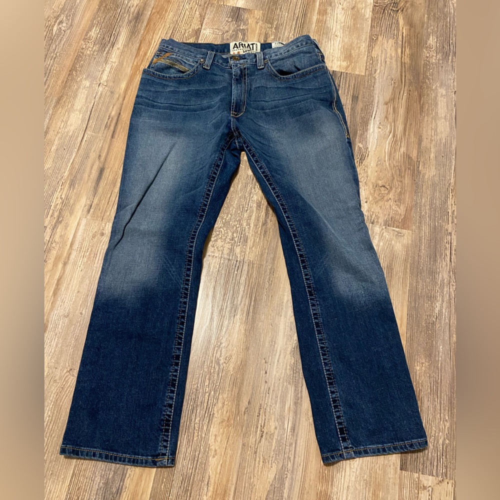 Ariat Men’s M4 low rise straight jeans sz 35/32 EUC.